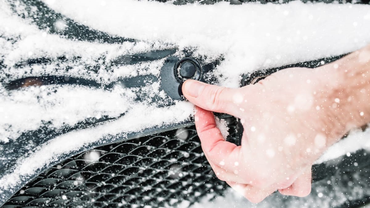 Hold bilens sensorer og kameraer fri for sne og is